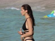 Bella Hadid ponętnie w czarnym bikini 